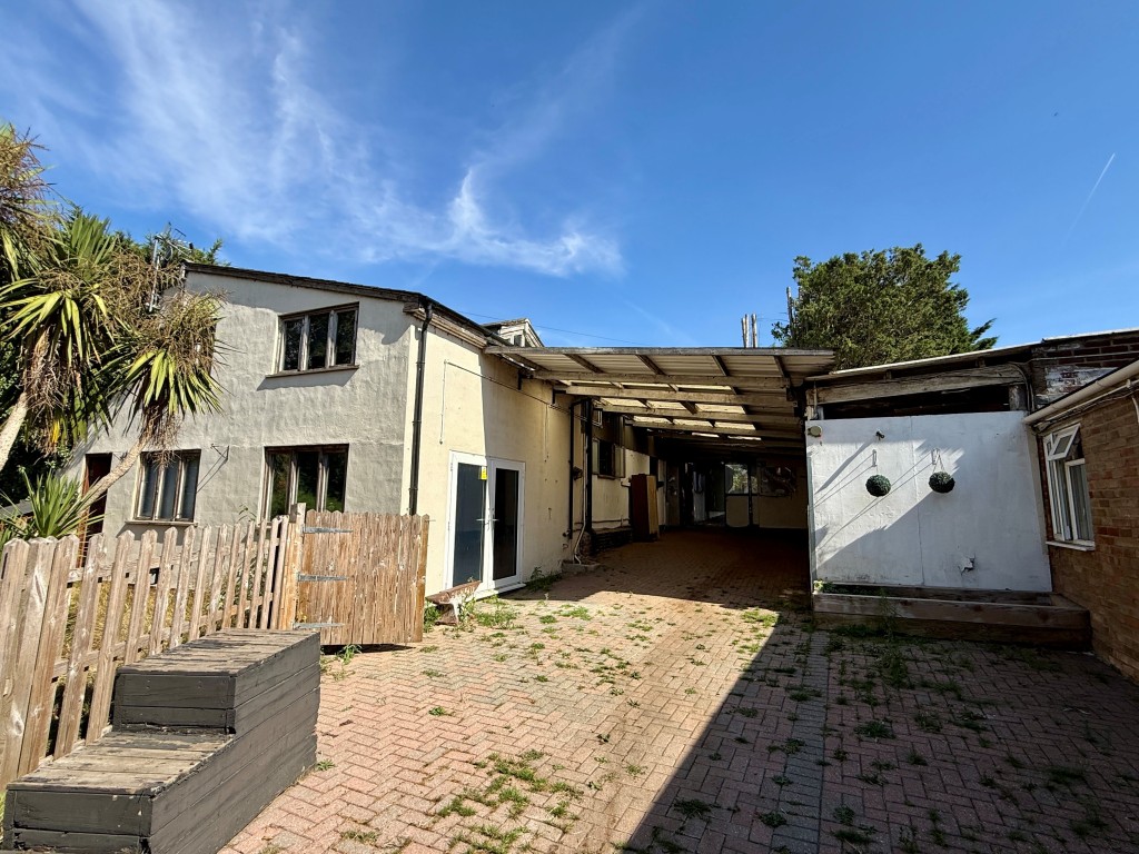 Lot: 80 - EQUESTRIAN FACILITY - INDOOR MANÈGE, STABLES, PADDOCKS AND ACCOMMODATION - Tea room/entrance to maisonette
